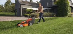 Husqvarna Lc142is Accumaaier Incl. Accu -Husqvarna || Gardena Verkoop 970541903 5 HUSQVARNA20LC142IS20ACCUMAAIER20INCLUSIEF20ACCU20EN20LADER