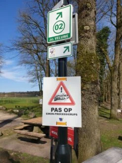 Gevaarsbord Pas Op Eikenprocessierups -Husqvarna || Gardena Verkoop POE 3 BORD20GEVAARBORD20PAS20OP20EIKENPROCESSIERUPS